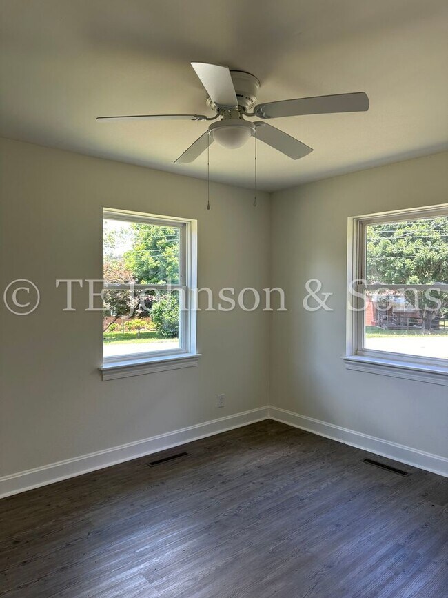 Building Photo - Charming 2-Bedroom Corner Lot Home with Ne...