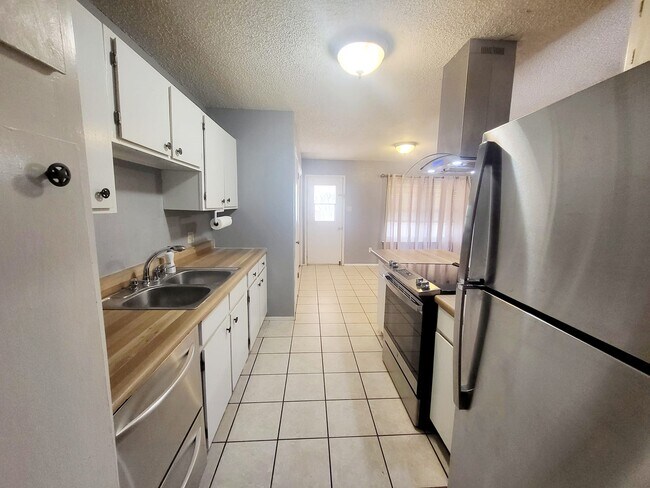 Building Photo - 4017 Eastridge Dr