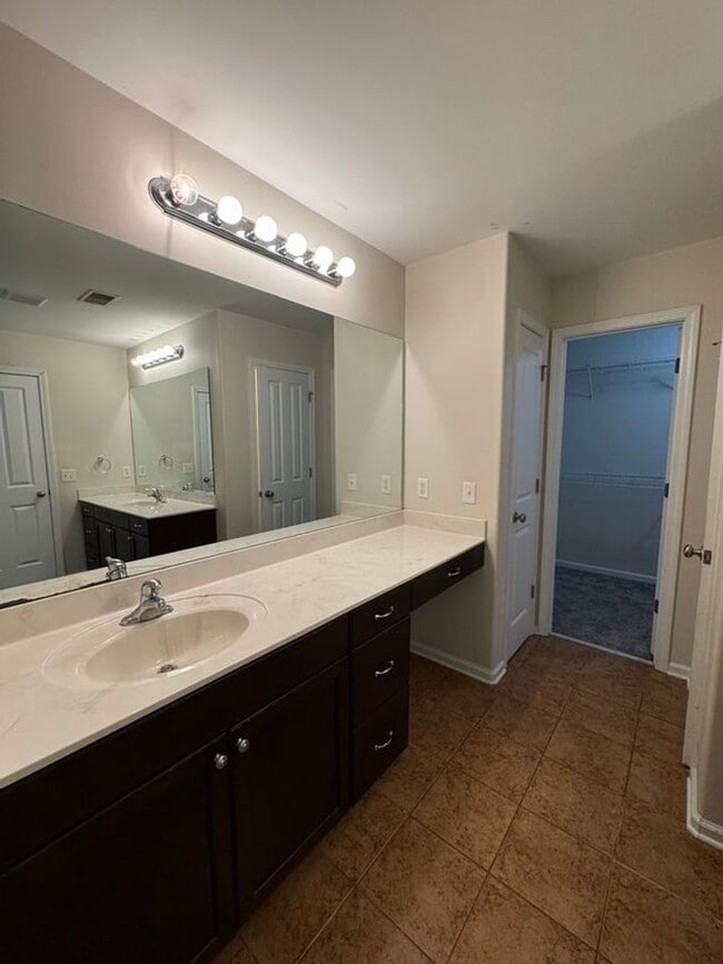 Building Photo - 670 Summer Hill Way