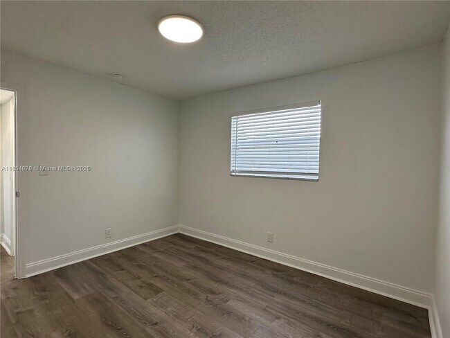 Building Photo - 5661 SW 36th Ct