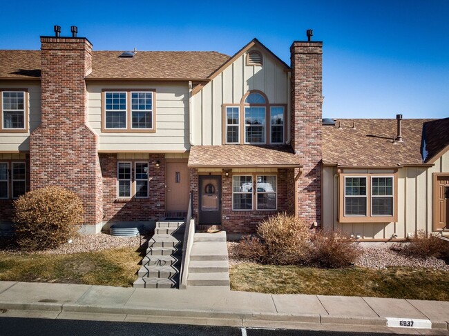 Primary Photo - Stunning Townhome with Mountain Views in R...