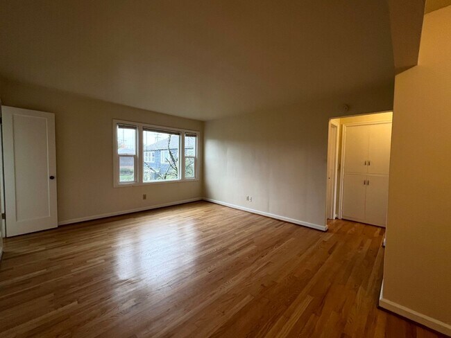Building Photo - Pristine Top Floor 1 Bed, 1 Bath Gem!