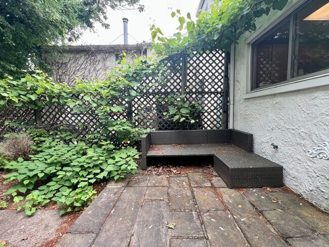 Building Photo - Stunning 2-Bedroom Townhouse in Manayunk! Available NOW!