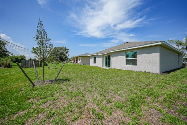 Building Photo - "Modern 3-Bedroom, 2-Bath in Charlotte Har...