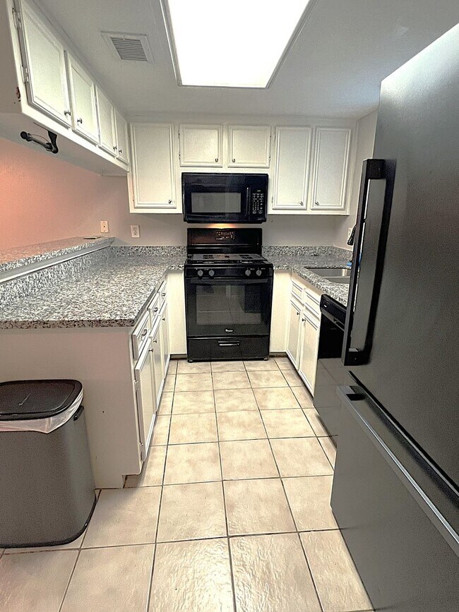 Building Photo - Conveniently Located Humble Townhome