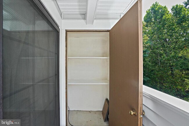 Building Photo - 1605 Carriage House Terrace