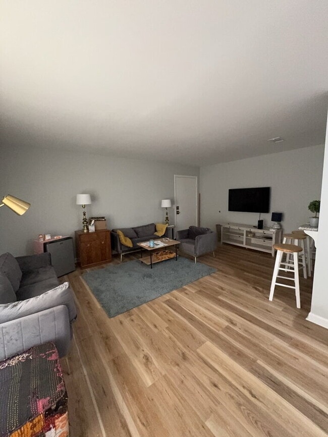 Building Photo - 1 Bedroom 1 Bathroom Student Housing