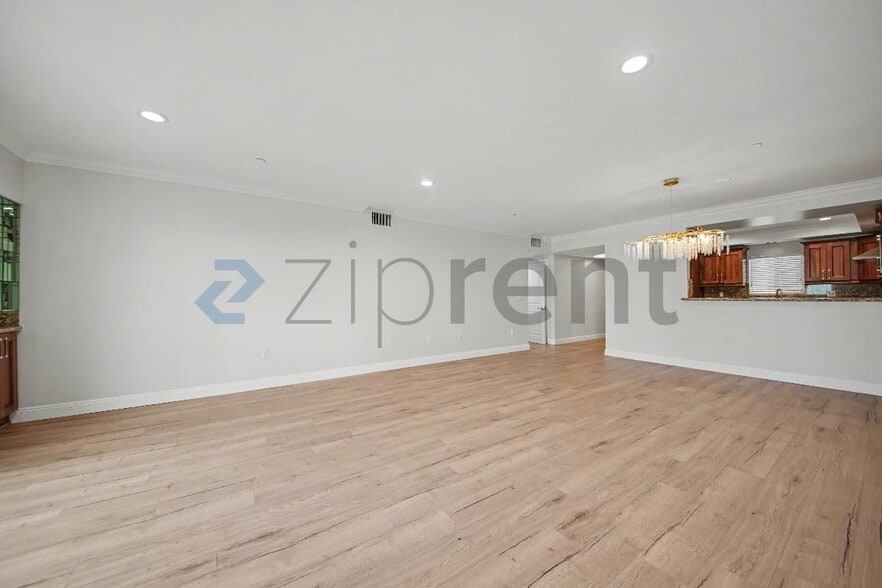 Building Photo - Unit 204
