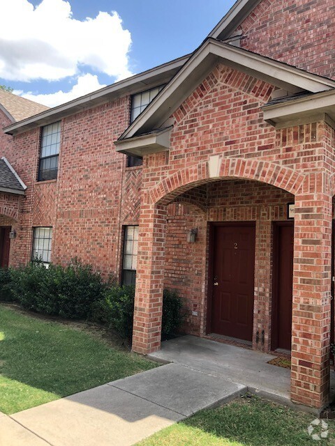 Building Photo - 2 BEDROOM 2.5 BATH TOWNHOME