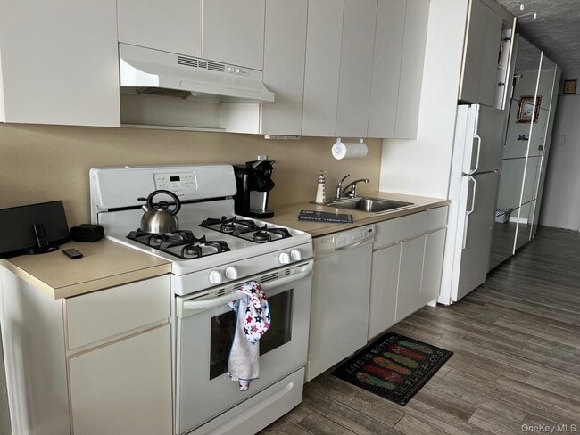 Building Photo - 830 Shore 5J
