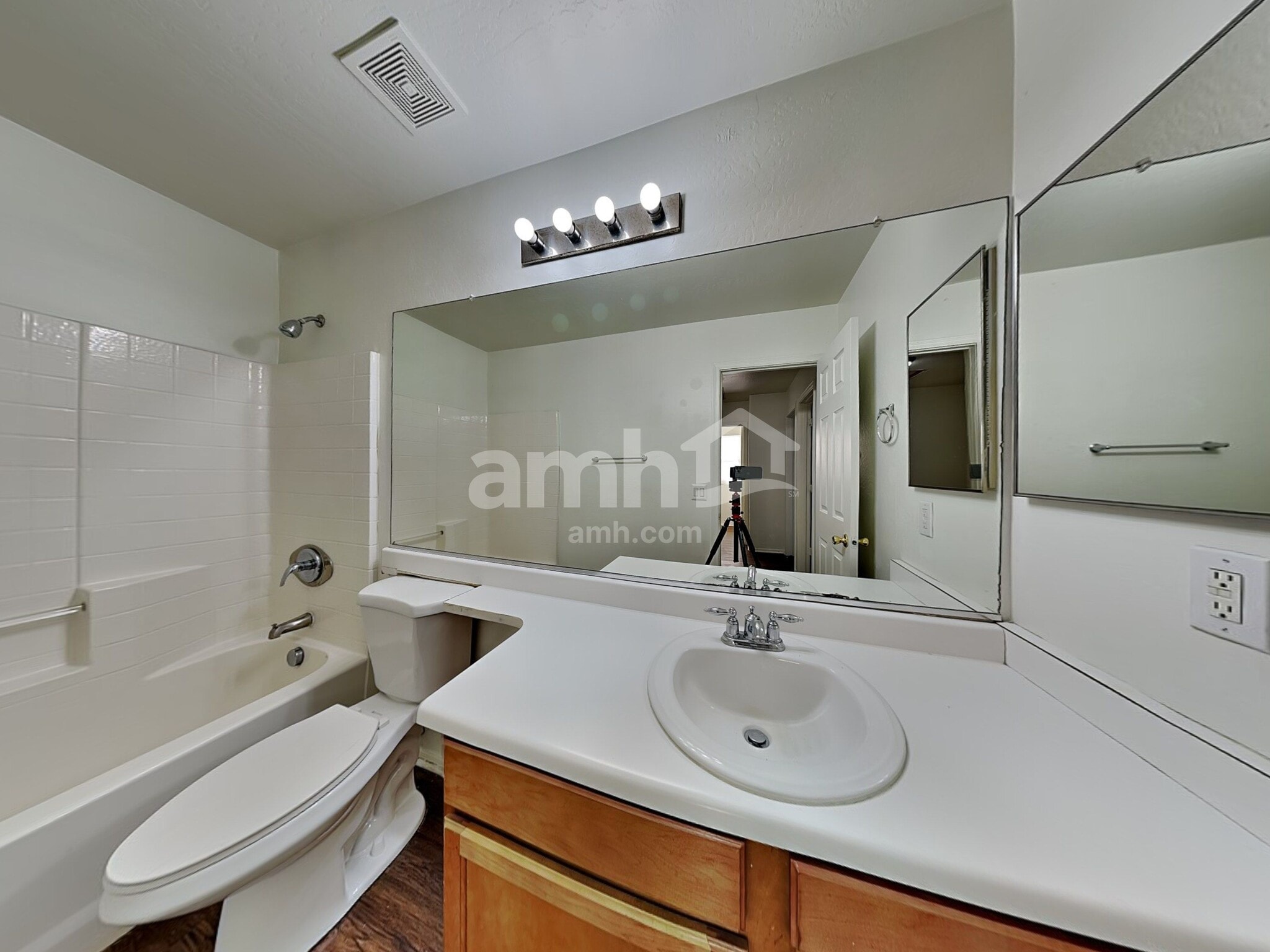 Building Photo - 5211 W Warner St