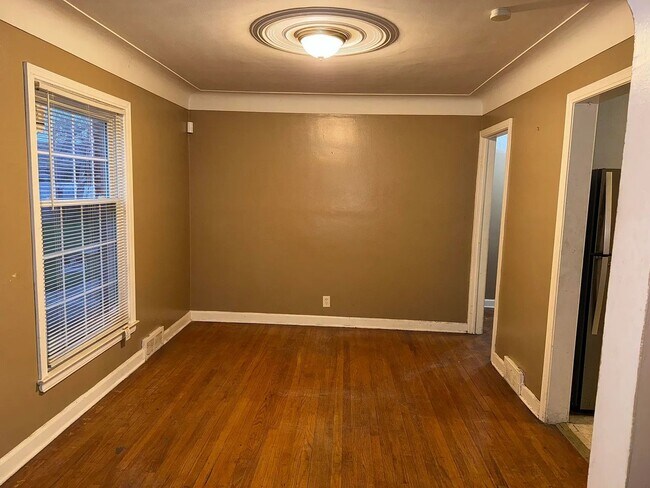 Building Photo - 3-Bedroom Detroit Home with Garage and Sun Porch