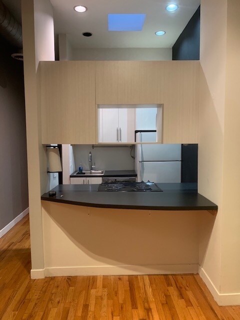 kitchen w breakfast bar - 1906 N Hermitage Ave