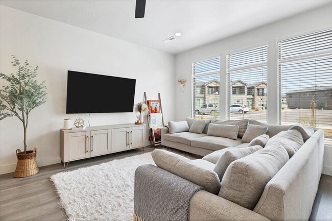 Building Photo - Lovely, Modern Townhome in Scenic Ivins