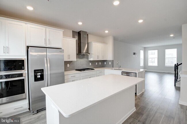 Building Photo - 470 Tiller St