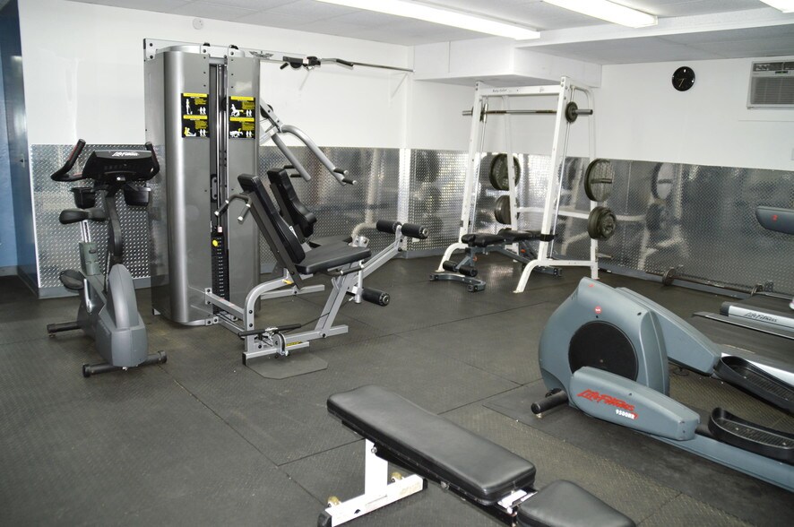 Building Photo - 6050 Canterbury Dr