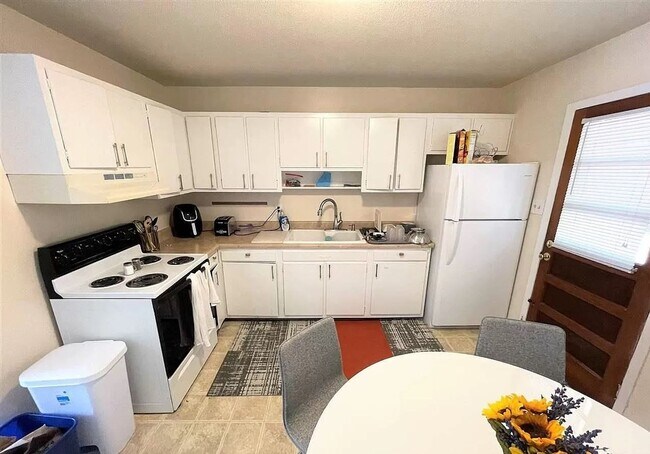 Building Photo - 2 Bed 1 Bath walking distance to downtown Chapel Hill and UNC