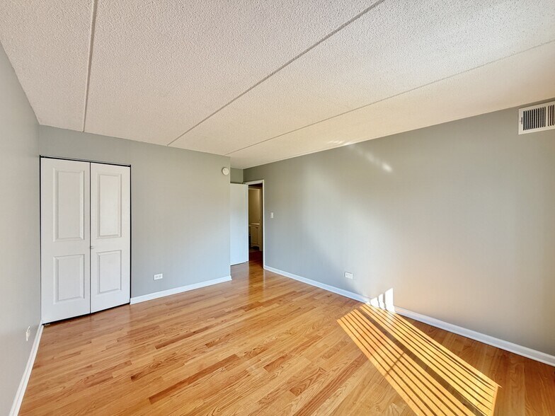 Building Photo - 525 N Quentin Rd