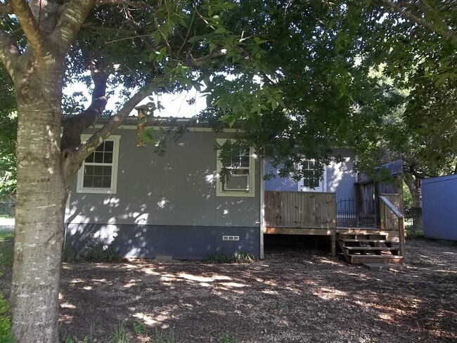 Building Photo - CUTE 2 BEDROOM