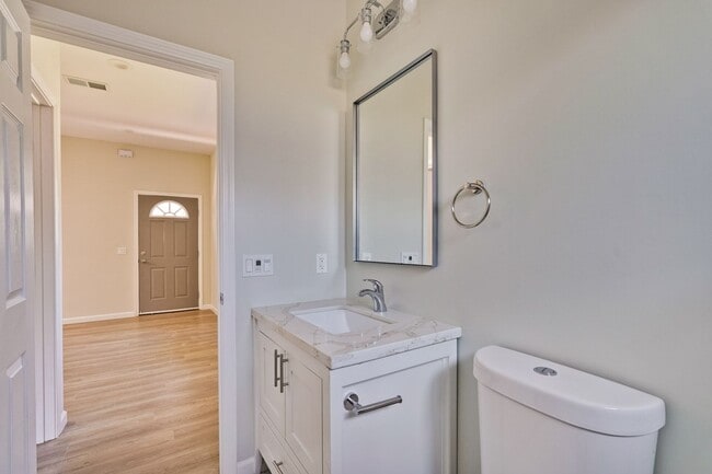 Building Photo - Excellent 2 bed 1 Bath ADU