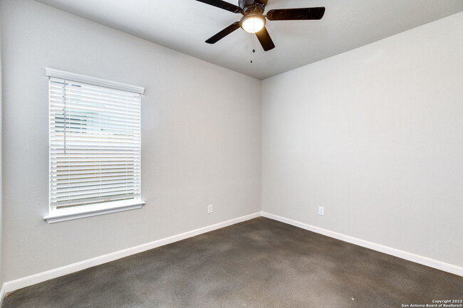 Building Photo - 930 Country Club Dr