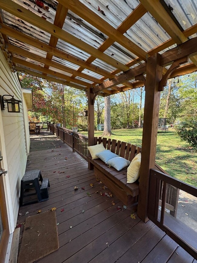 Building Photo - Move in special! 6 month lease option!