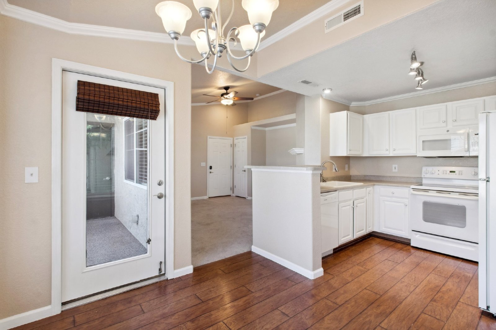 Building Photo - Updated 2-Bed, 2-Bath Condo Just 15 Minute...