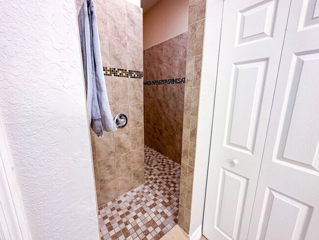 Building Photo - 3 Bed/ 2.5 Bath Pet Friendly Home!