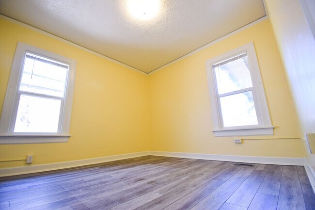 Building Photo - 5526 N Delaware Ave