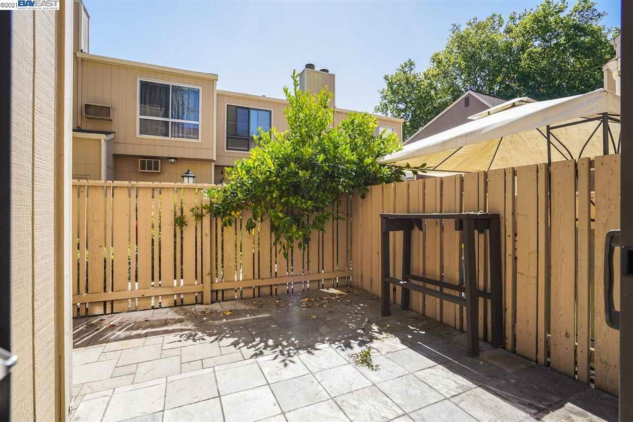 Patio with lemon tree - 9005 Alcosta Blvd