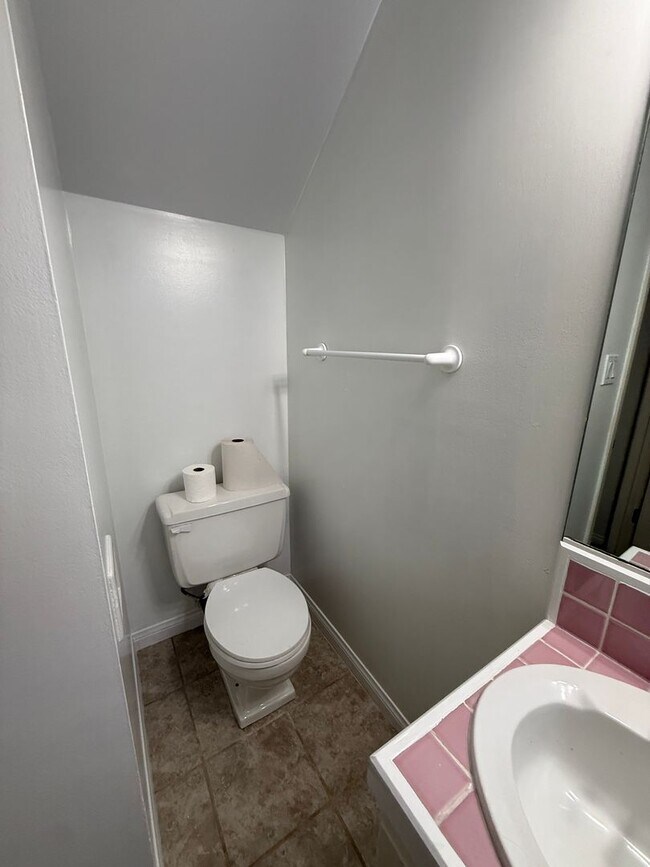 Building Photo - 3 Bed, 2 Bath Townhome with Vaulted Ceilings & Private Balcony