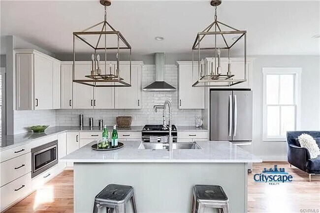 Building Photo - SWANKY 3 BEDROOM NEWER HOME IN HISTORIC CH...