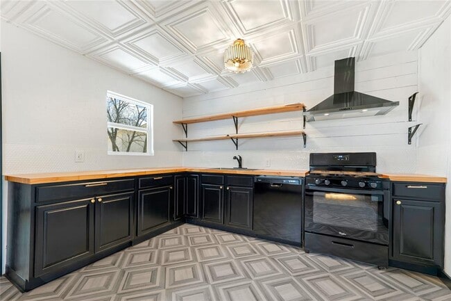 Building Photo - 6915 Providence Ave