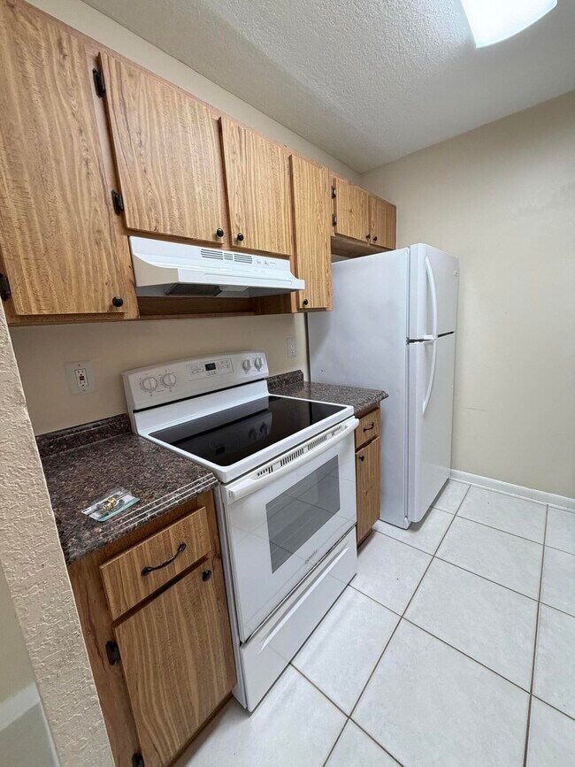 Building Photo - 9980 Twin Lakes Dr
