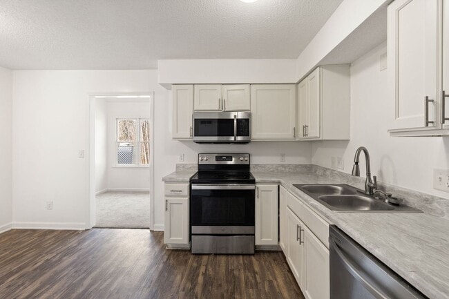 Building Photo - Updated 2-bedroom, 1.5-bath townhome in Winston-Salem