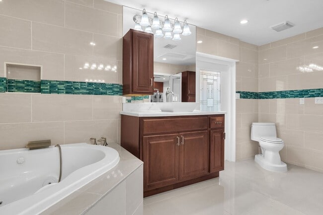 Building Photo - Beautiful house on the water with a pool