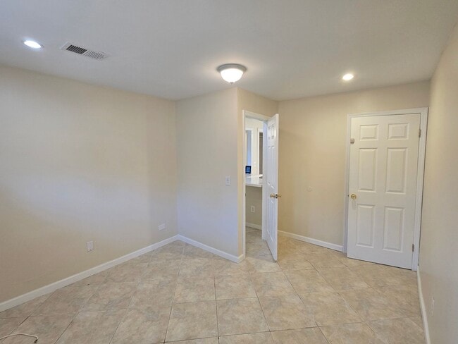 Building Photo - Updated and spacious garden (ground) floor apartment with 2-bedrooms & 1 full bathroom