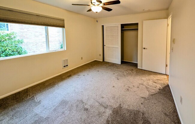 Building Photo - VIEW RIDGE 2 bedroom End Unit Condo in Sec...