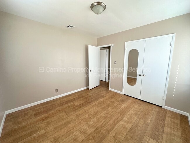 Building Photo - 10918 Dalwood Ave