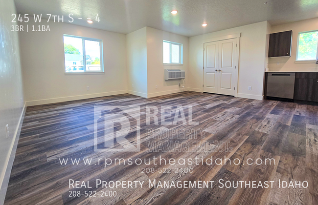 Building Photo - 245 W 7th S