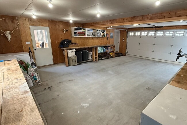 Building Photo - Spacious 4-Bedroom Home in the Heart of Sh...