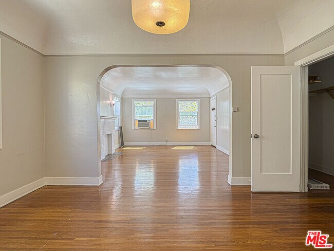 Building Photo - 733 N Ridgewood Pl