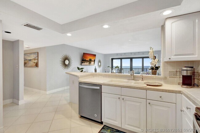 Building Photo - 801 S Ocean Dr