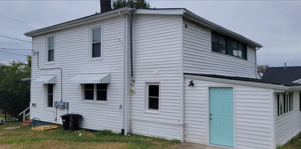 Side of House - Unit B Entry - 212 Summit St