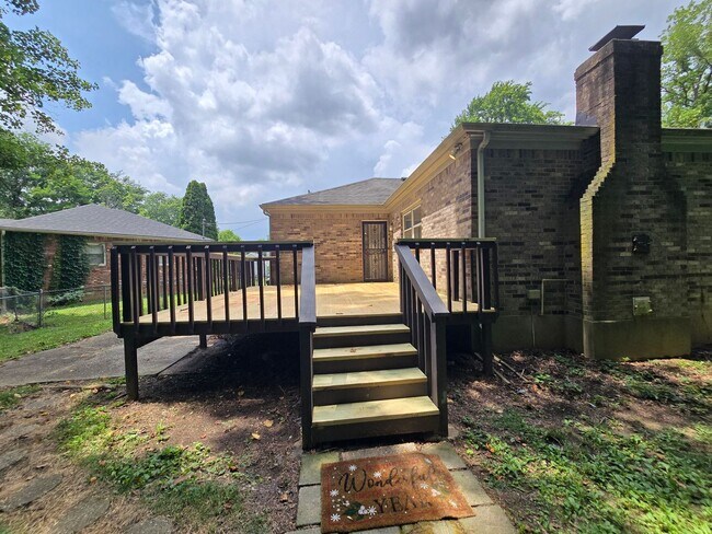 Building Photo - Brick Ranch in the heart of Jeffersontown! Featuring hardwood styled floors, 3 Bedrooms, 1.5 Bath...