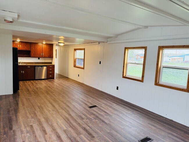 Building Photo - Pet Friendly Trailer