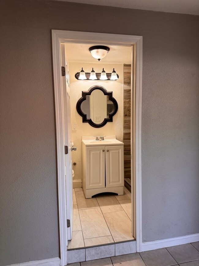 Building Photo - Beautifully Updated 4/2 in Old Fig