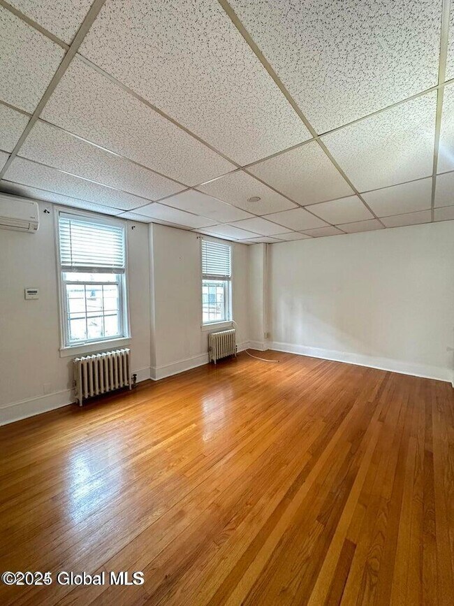 Building Photo - 15 2nd St