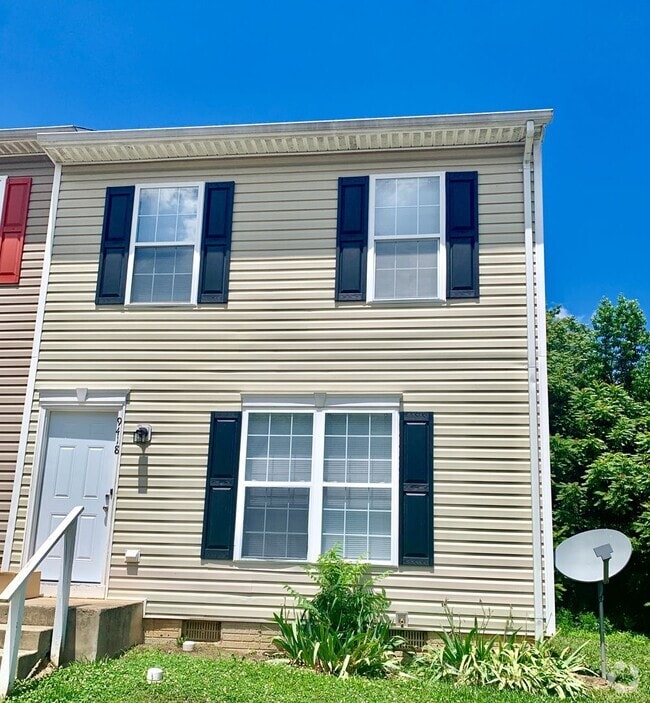 Building Photo - King George 3 Bedroom End Unit