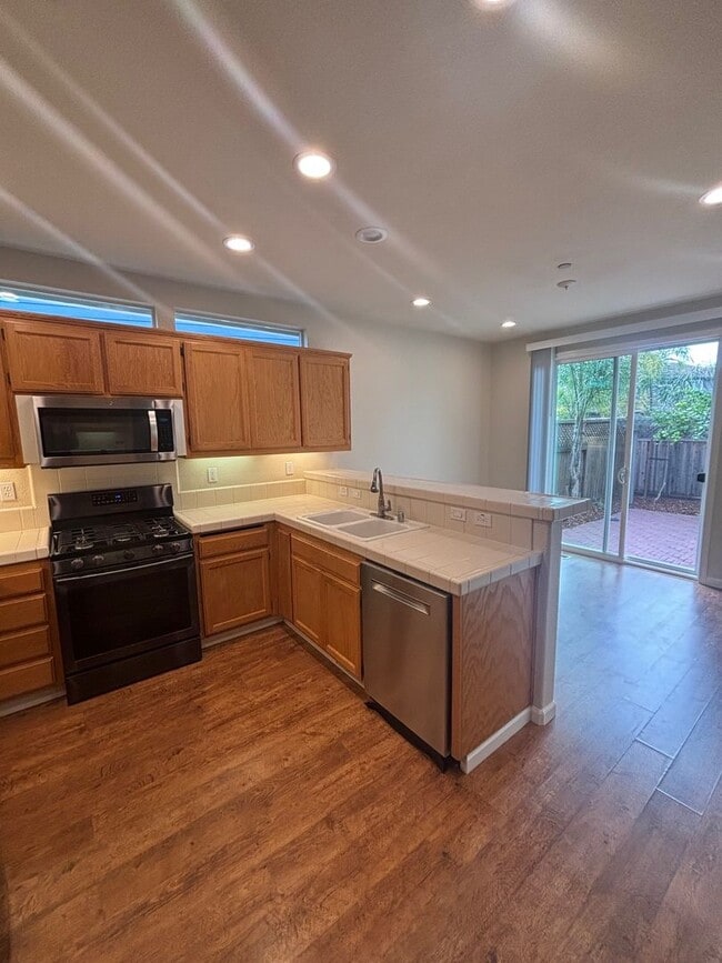 Building Photo - Single level 3 bedroom 2 bathroom home in ...